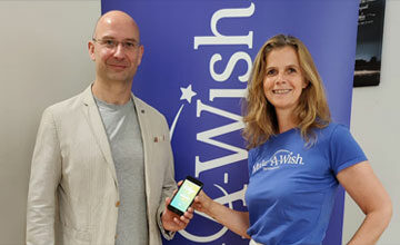 LOLYO intranet mobile d'entreprise CEO, Thomas Mörth et Make-A-Wish CEO Mag. Birgit Fux celebrent leur partenariat